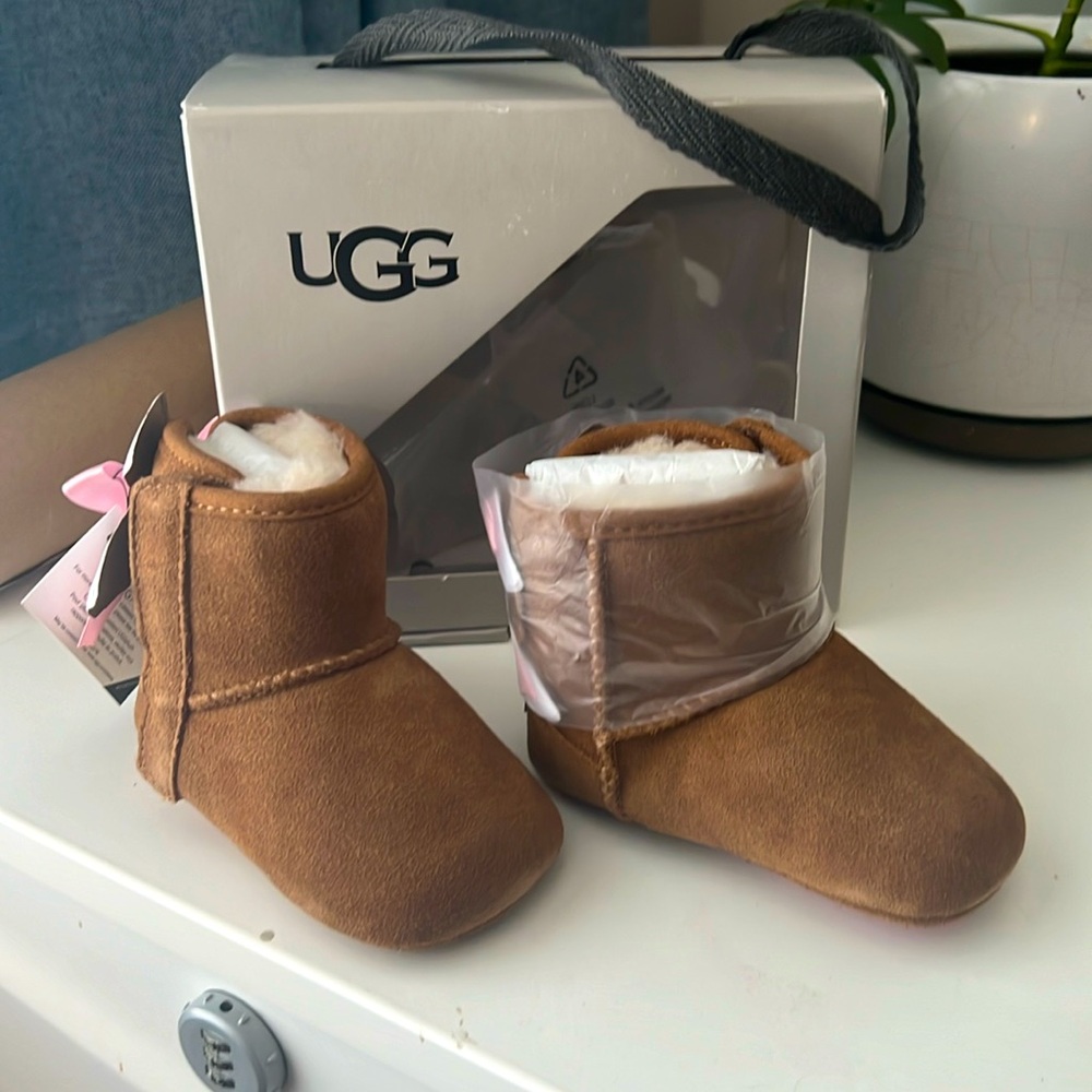 Ugg Jesse Bow II infant booties. Brand New Size: 2/3